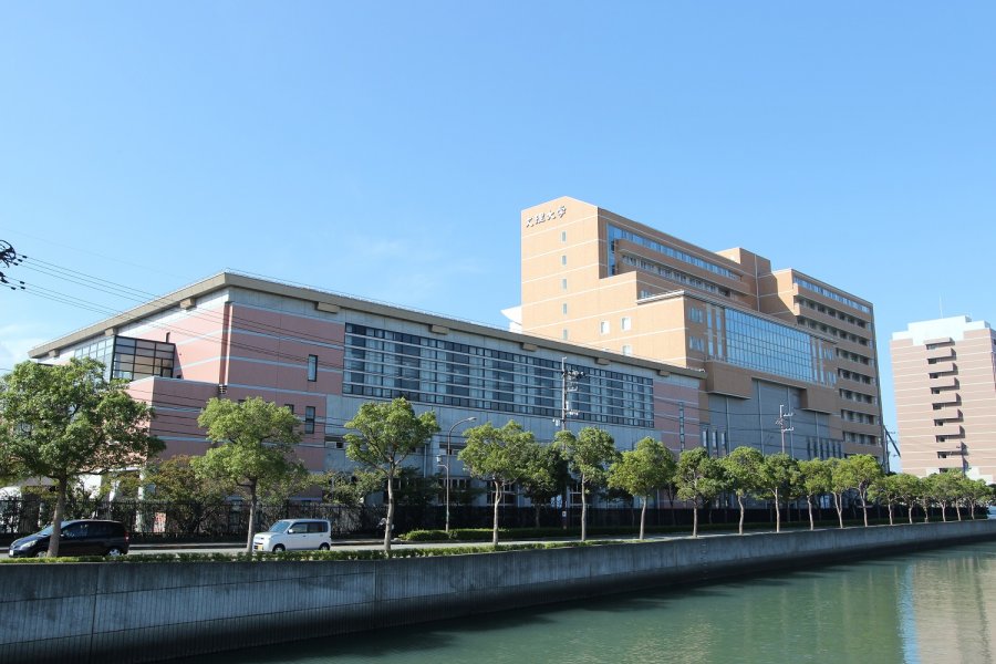 御座船川沿いからの外観