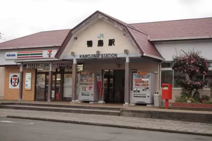 木造駅舎の鴨島駅