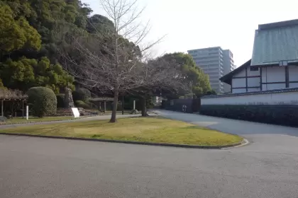 徳島城跡のすぐ近くです