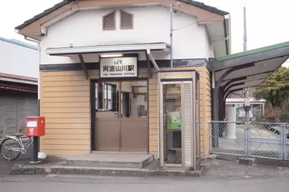 とてもコンパクトな駅舎です