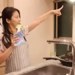 油汚れを掃除する女性